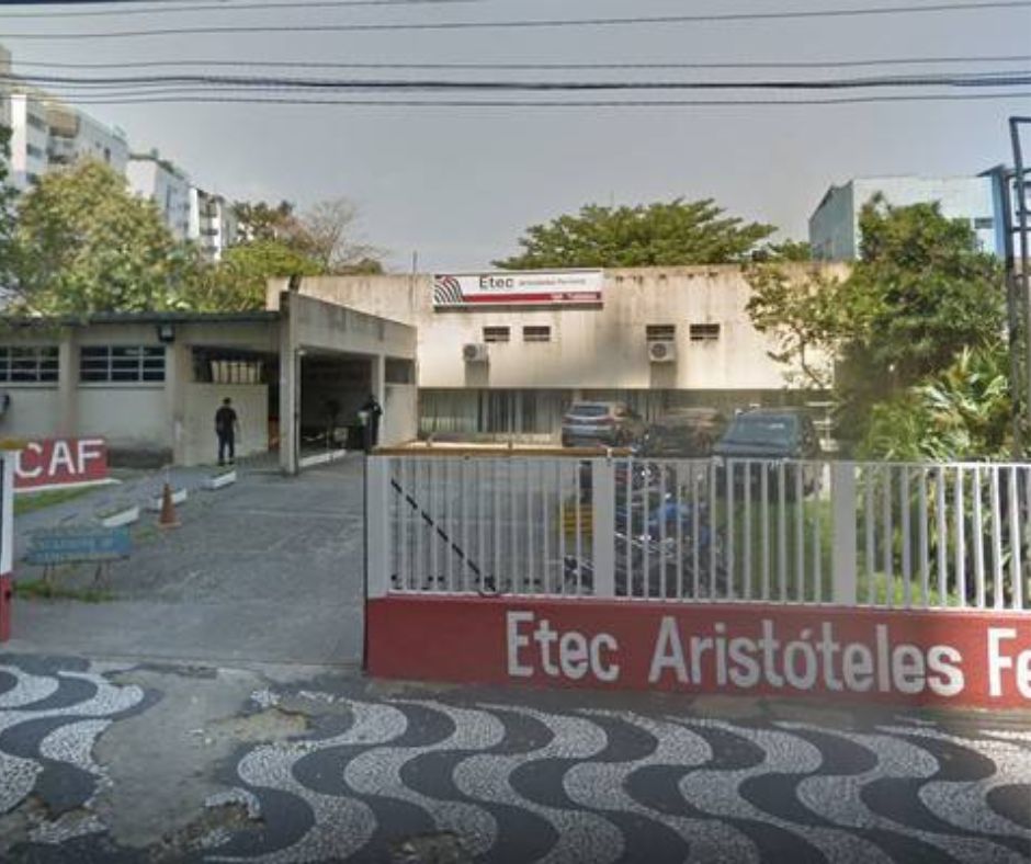 Fachada da Etec Aristóteles Ferreira com portão e sinal vermelho