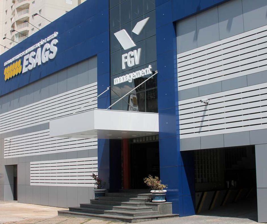 Fachada moderna com os logotipos da ESAGS e FGV Gestão Empresarial