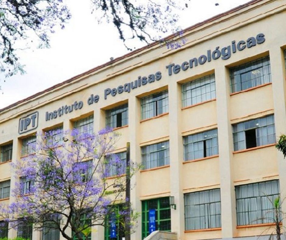 Fachada do prédio do IPT, com o nome e acrónimo do instituto exibidos na estrutura