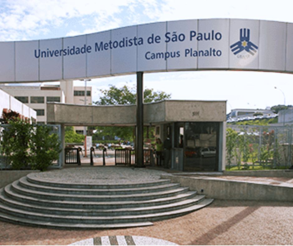 Entrada da Universidade Metodista de São Paulo com placa curva e escadaria