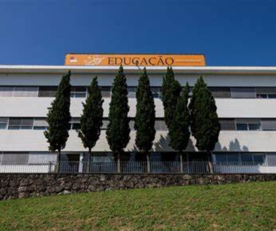 Edifício do Instituto de Educação da Universidade do Minho rodeado por árvores altas