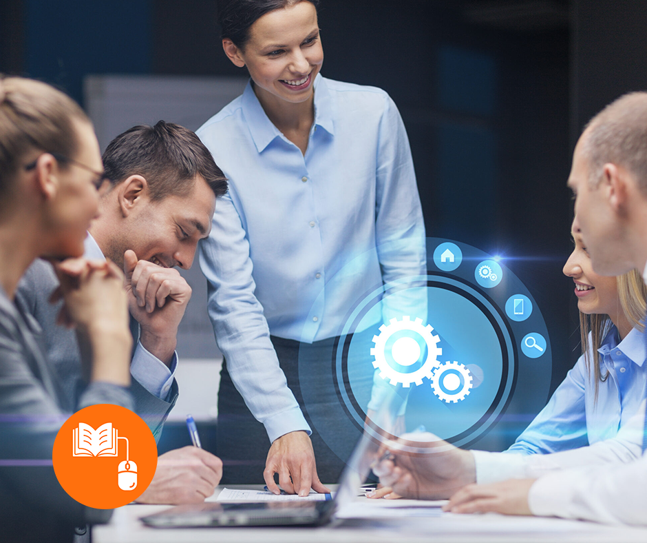 Cinco profissionais em reunião de negócios, com sobreposição gráfica de engrenagens e ícones digitais que simbolizam tecnologia e processos.